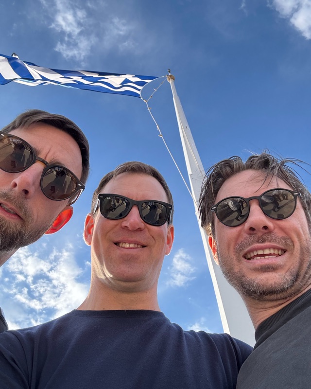 Daniel Johansson, Daniel Laino och Daniel Teijder under en grekisk flagga
